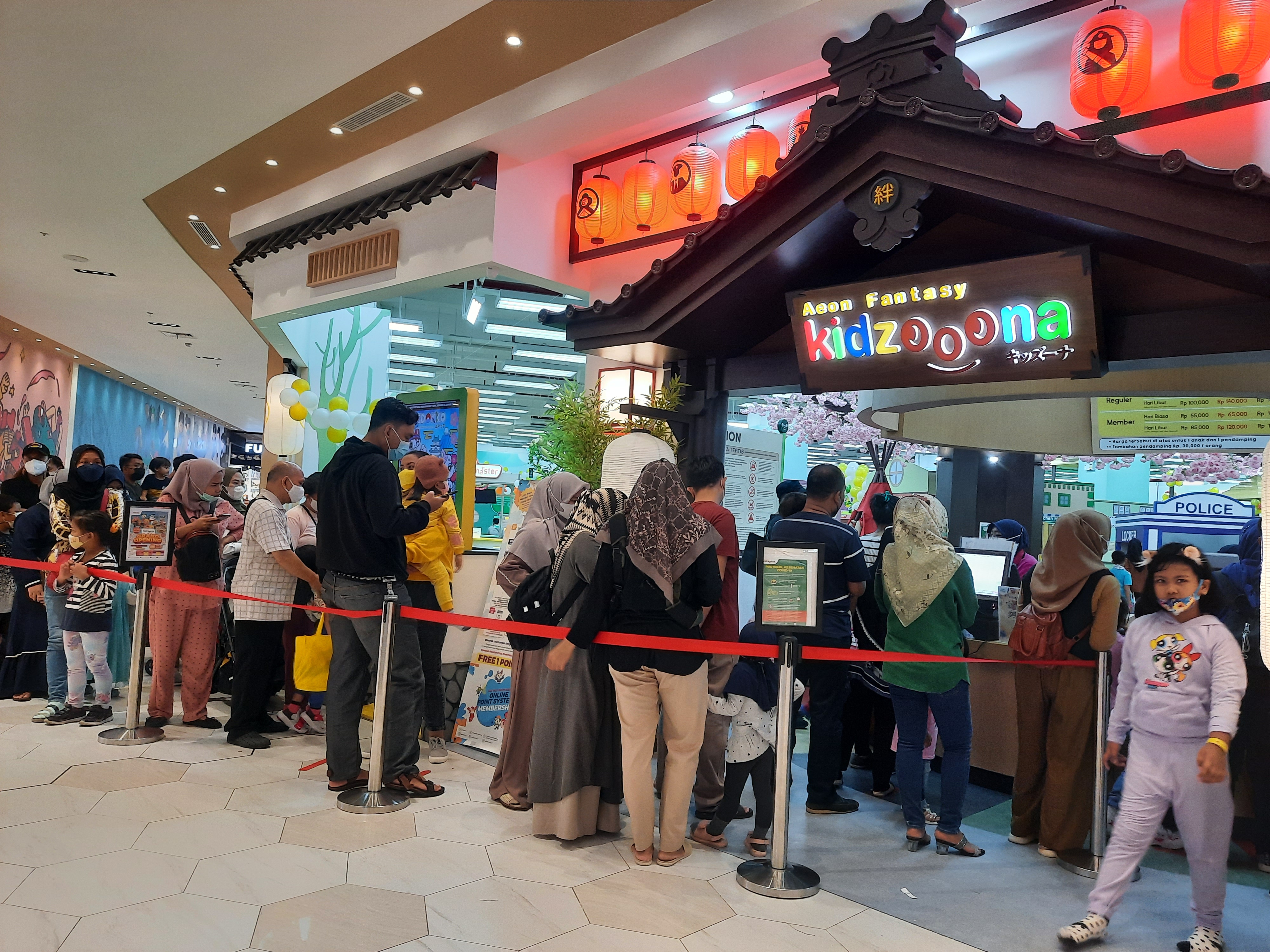 Libur Lebaran, Pusat Pebelanjaan Dipadati Pengunjung